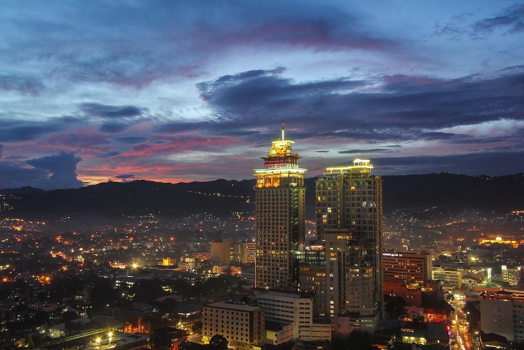 Crown Regency Hotel & Towers Cebu Exterior photo